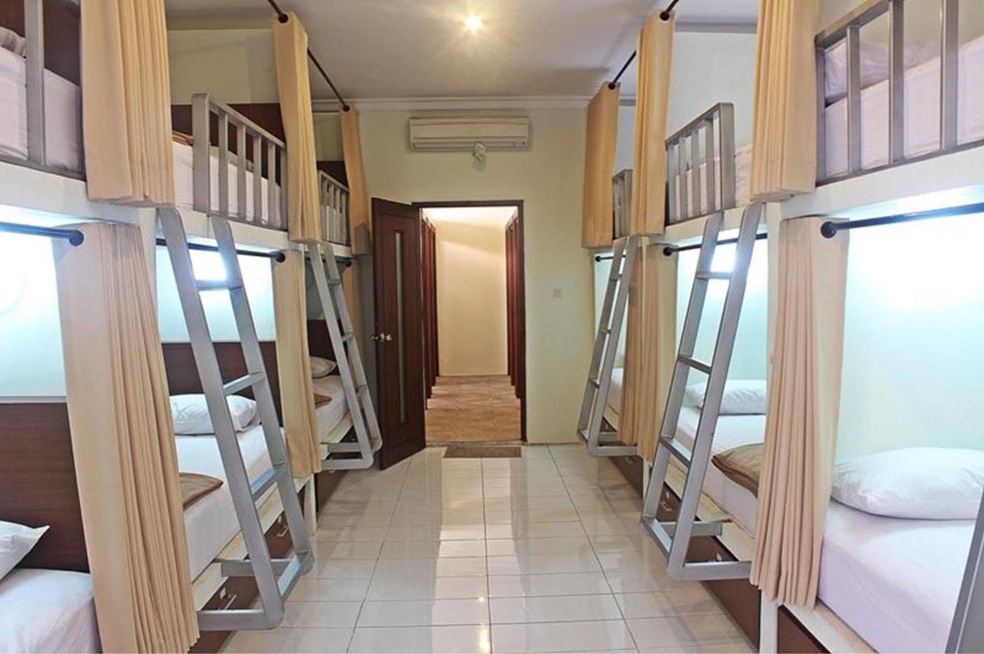 Mirah Hostel Легиан Экстерьер фото