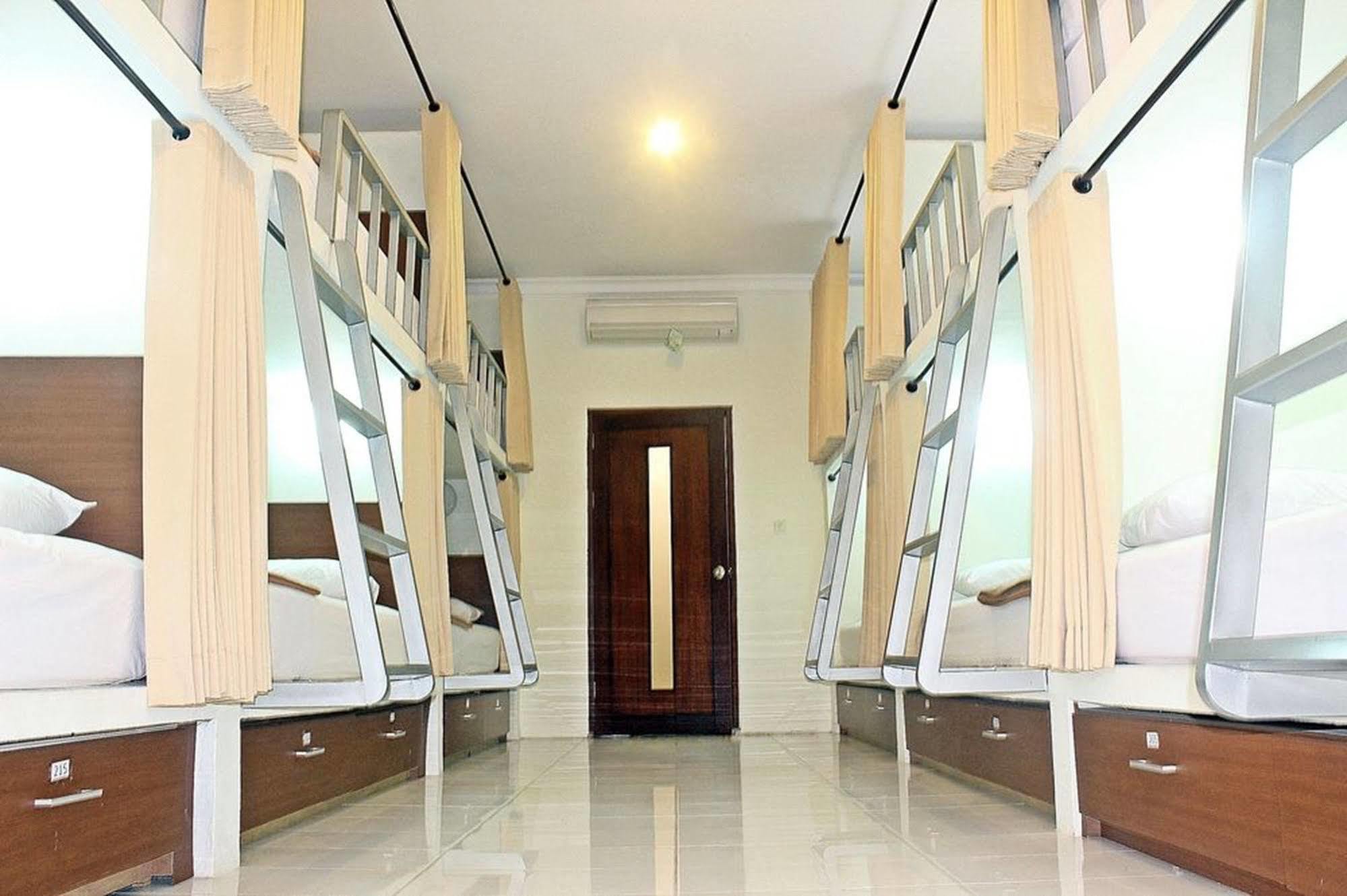 Mirah Hostel Легиан Экстерьер фото