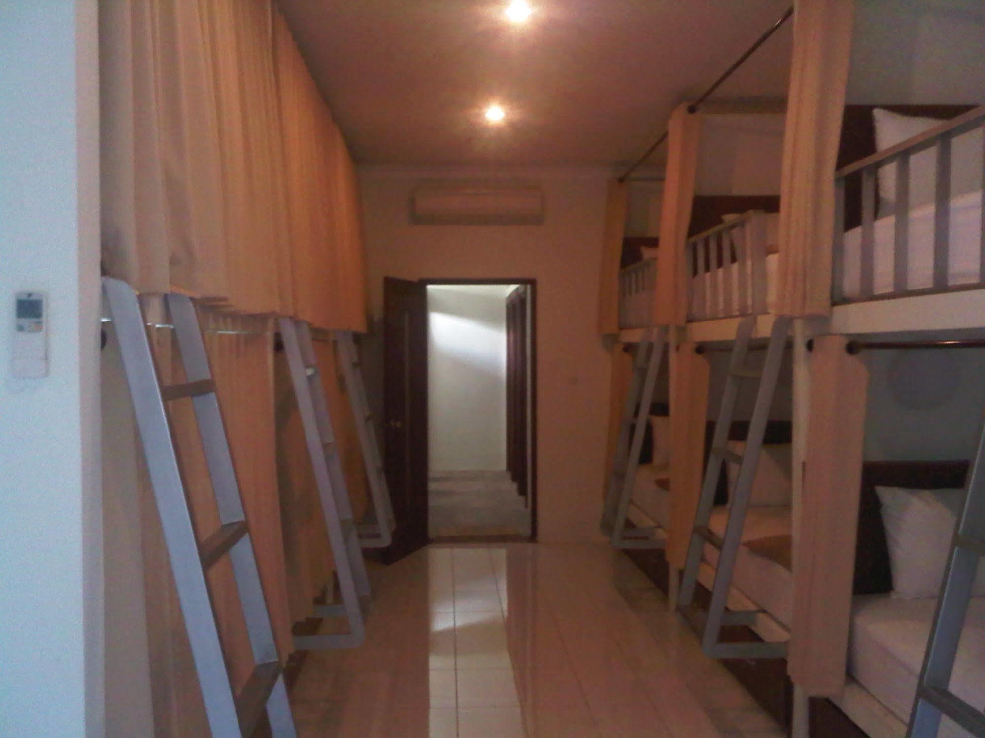 Mirah Hostel Легиан Экстерьер фото