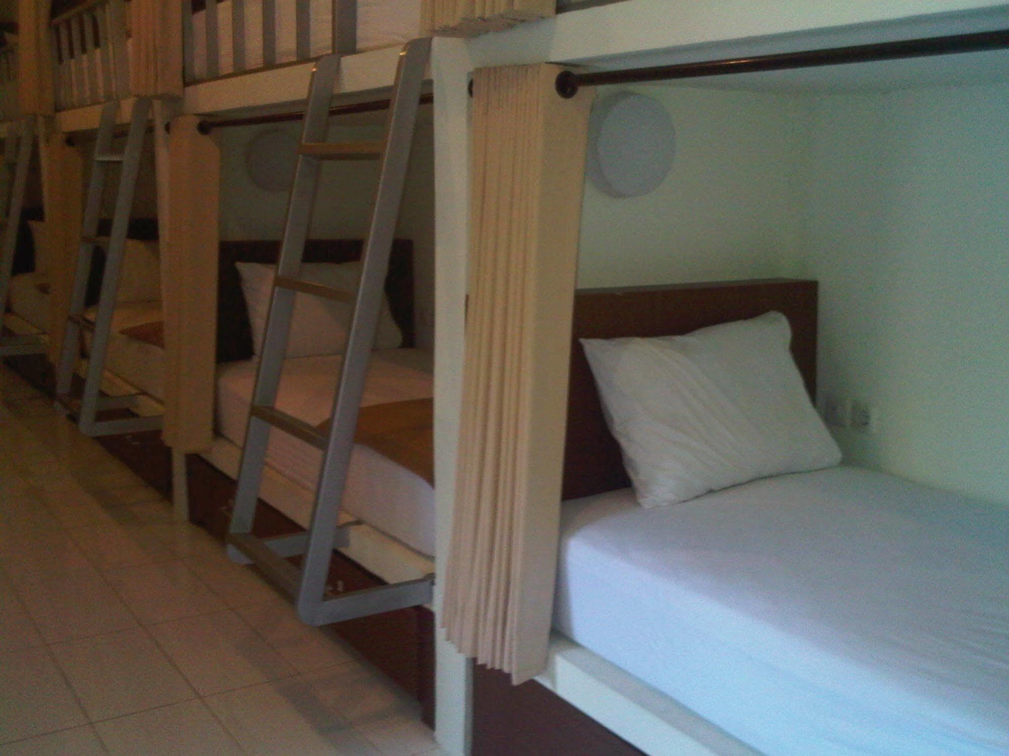 Mirah Hostel Легиан Экстерьер фото