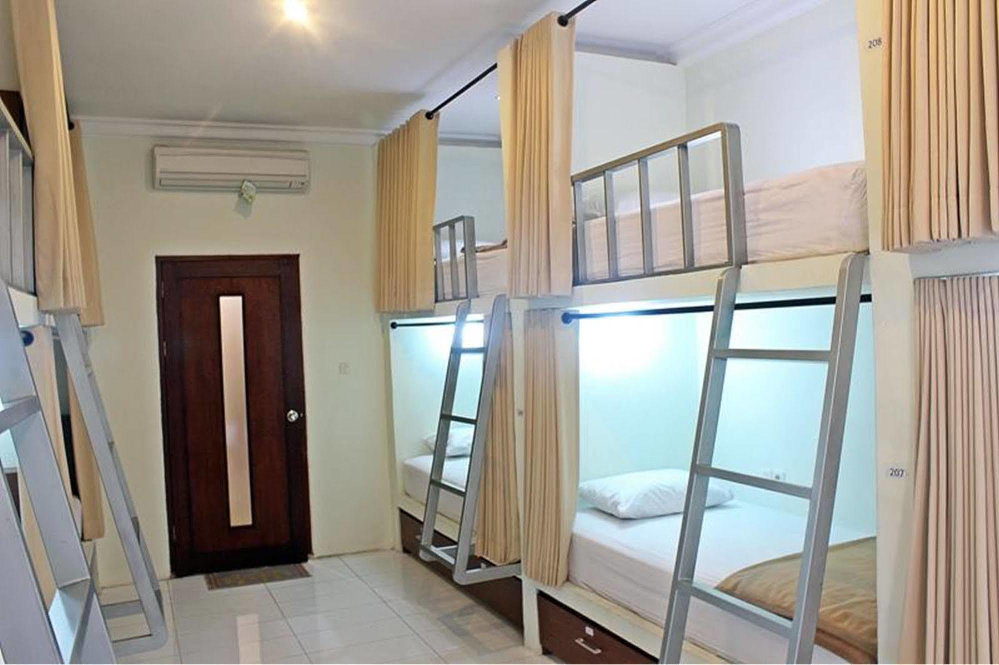 Mirah Hostel Легиан Экстерьер фото