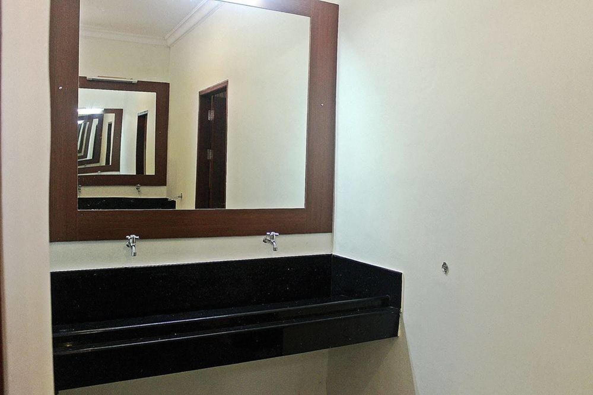 Mirah Hostel Легиан Экстерьер фото